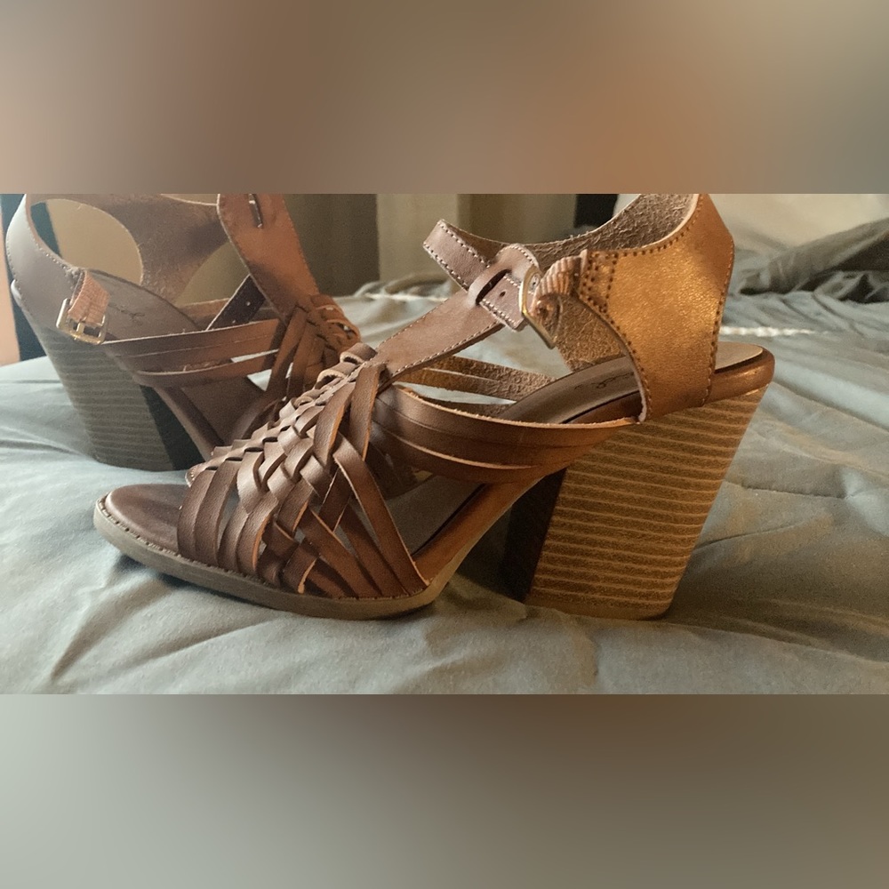 Buckle sandal